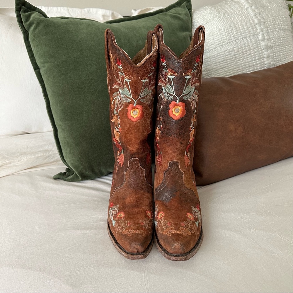 Corral Women’s Lamb Floral Embroidered Cowboy Boots - Picture 3 of 9